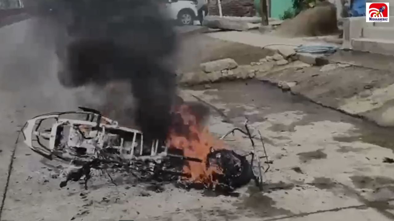 MP News: भिंड में चलती ई-स्कूटी बनी आग का गोला! धुआं उठते ही कूदे युवक; चंद मिनटों में जलकर राख