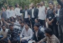 MP News: जबलपुर यूनिवर्सिटी में फिर आउट ऑफ सिलेबस पेपर का आरोप, कुलपति आवास के बाहर धरने पर बैठे छात्र