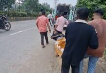 CG News: कोरबा में रेलवे ट्रैक पर बैठे युवक को ट्रेन ने कुचला, कटे दोनों पैर