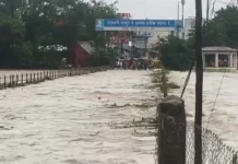 Raipur News: 12 साल बाद महादेवघाट पुल पर चढ़ा खारुन का पानी, रायपुर-अमलेश्वर रास्ता बंद; दुर्ग में 55 का रेस्क्यू, धमतरी में कार बही