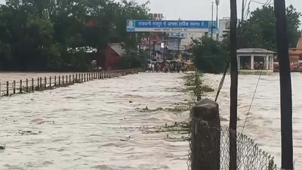 Raipur News: 12 साल बाद महादेवघाट पुल पर चढ़ा खारुन का पानी, रायपुर-अमलेश्वर रास्ता बंद; दुर्ग में 55 का रेस्क्यू, धमतरी में कार बही