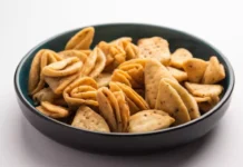Recipe: घर पर बनाएं हलवाई जैसी परतदार मठरी, ये आसान तरीका अपनाएंगे तो बनेगी एकदम क्रिस्पी