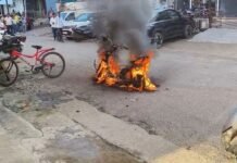 Rajnandgaon E-Scooter Fire: चार्जिंग से निकालते ही ई-स्कूटर में लगी आग! 10 मिनट में जलकर राख