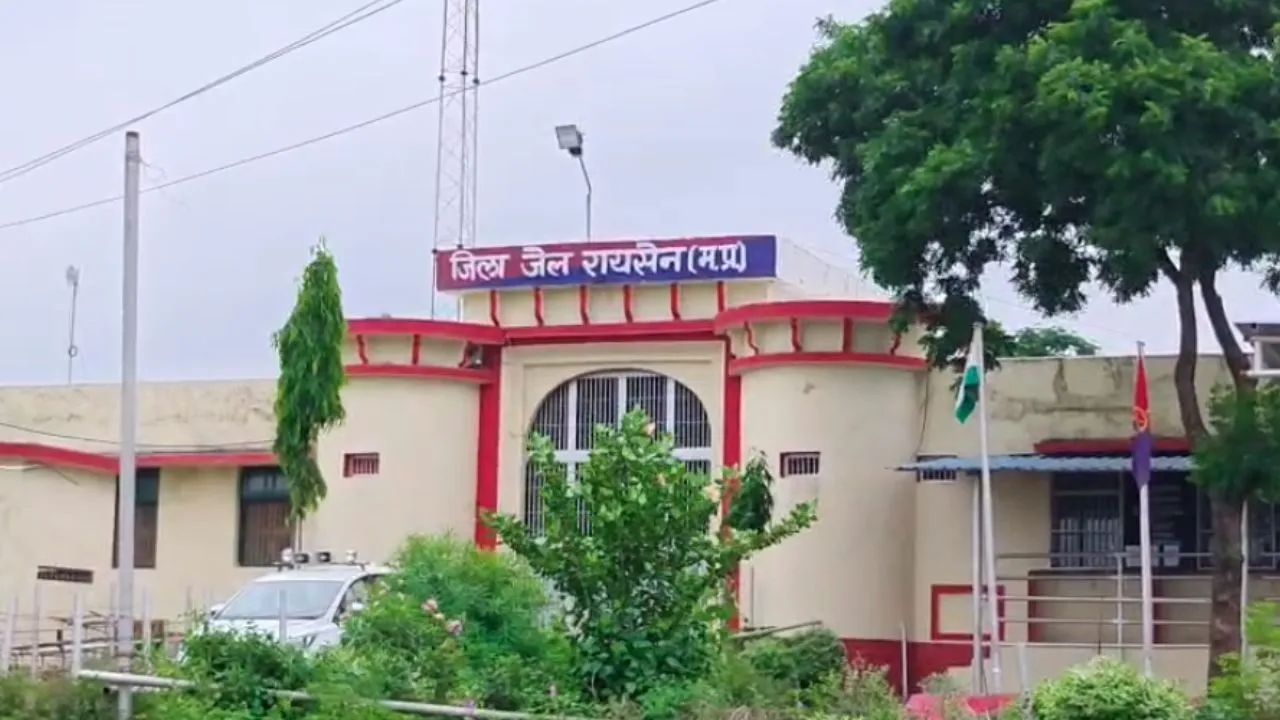 Raisen News: जेल गोलीकांड के बाद अधीक्षक आरके चौरे सस्पेंड, जेल प्रहरी को गोली मारने से मचा हड़कंप