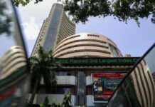 Share Market Today: खुलते ही शेयर बाजार में हाहाकार! सेंसेक्स 500 अंक से ज्यादा गिरा, निफ्टी भी फिसला