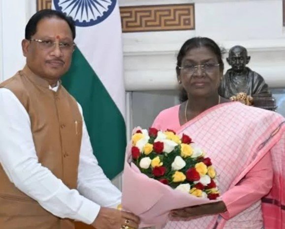 President Draupadi Murmu: राष्ट्रपति द्रौपदी मुर्मू पहुंचीं रायपुर, CM साय ने किया स्वागत; आज जारी करेंगी 200 रुपये का स्मारक सिक्का, कल बस्तर में होंगी शामिल