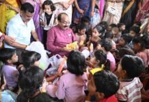Lormi News:आंगनबाड़ी में बच्चों संग बच्चे बने डिप्टी सीएम अरुण साव, जमीन पर बैठकर खेला और दिया स्नेह-दुलार Lormi News
