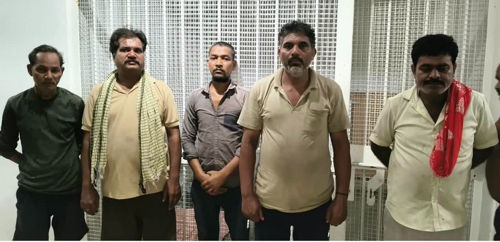 Raigarh News: ऑपरेशन आघात : जूटमिल पुलिस की 48 घंटे में ताबड़तोड़ कार्रवाई, 5 आरोपियों से 315 पाव देशी प्लेन और 11 अध्धी शराब जब्त