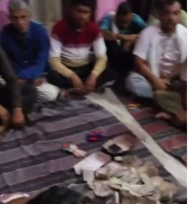 Bhind News: भिंड में जुए के फड़ पर पुलिस की लाइव रेड, 30 जुआरी गिरफ्तार; 4.52 लाख रुपये और ताश की गड्डियां जब्त