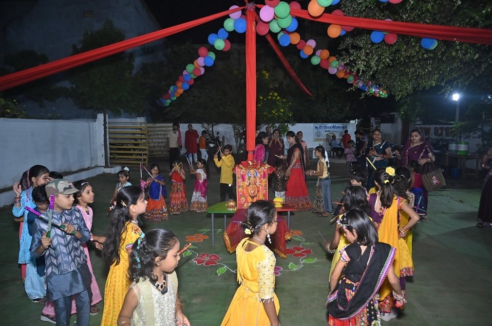 Janjgir-Champa News: न्यू स्टेप इंग्लिश मीडियम स्कूल में ‘स्पिरिट ऑफ नवरात्रि’ गरबा नाइट का भव्य आयोजन