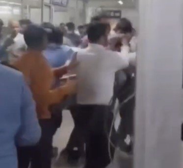 Rewa News संजय गांधी अस्पताल में MLC कराने आये मरीज से मारपीट, वीडियो बनाने वाले युवक को कमरे में अस्पताल प्रबंधक ने किया बंद