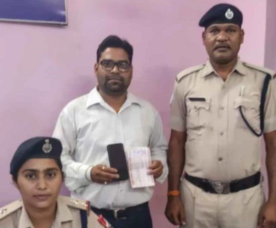 Bilaspur News: बिलासपुर में रेलवे टिकट दलाली का खुलासा, लिपिक गिरफ्तार; 200-300 रुपए प्रति यात्री कमीशन लेने का आरोप