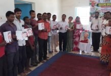 Balrampur News: गांधी जयंती पर बरती कला में विशेष ग्राम सभा, CEO और PO ने ग्रामीणों को योजनाओं व स्वच्छता के प्रति किया जागरूक Balrampur News