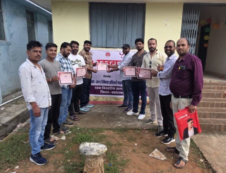 Balrampur News: दिव्यांग आश्रम में दीप जलाकर मनाया आकाशदीप पटेल का जन्मदिन, बच्चों के साथ काटा केक और बांटी खेल सामग्री