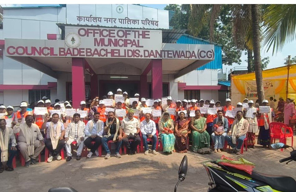 Bacheli News: नगर पालिका बड़े बचेली में धूमधाम से मनाई गई महात्मा गांधी जयंती, सफाई मित्रों को किया गया सम्मानित