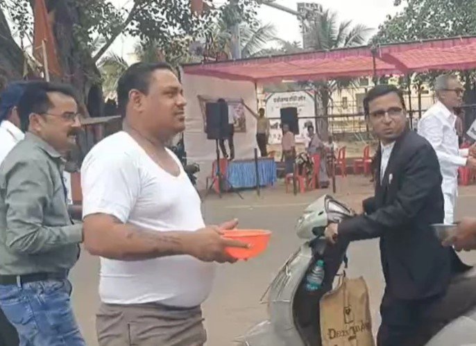 CG NEWS : 5 हजार करोड़ का भुगतान अटका! रायपुर में अर्धनग्न होकर सड़क पर उतरे जल जीवन मिशन के ठेकेदार, भीख मांगकर जताया विरोध