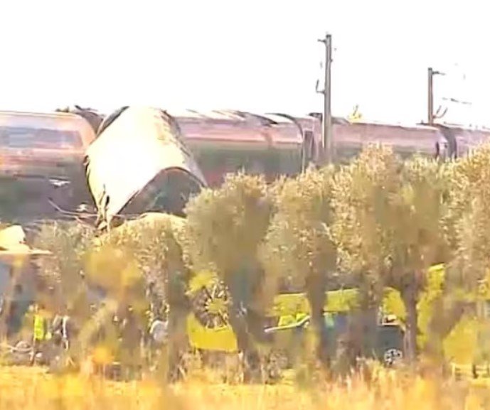 Spain Train Accident: भीषण रेल हादसा: दो हाई-स्पीड ट्रेनें टकराईं, 39 लोगों की मौत, कई डिब्बे पटरी से उतरे