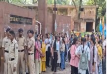 Degree Girls College Protest: रायपुर के डिग्री गर्ल्स कॉलेज में छात्राओं का प्रदर्शन, बोलीं- वॉशरूम में पानी नहीं, लाइब्रेरी में सीटें कम; NSUI ने दिया 15 दिन का अल्टीमेटम Degree Girls College Protest