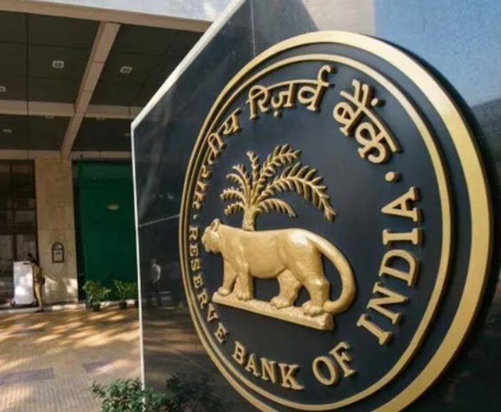 RBI Indian Rupee: डॉलर के मुकाबले रुपये को बचाने के लिए RBI का बड़ा दांव, अब इन नियमों में भी बदलाव