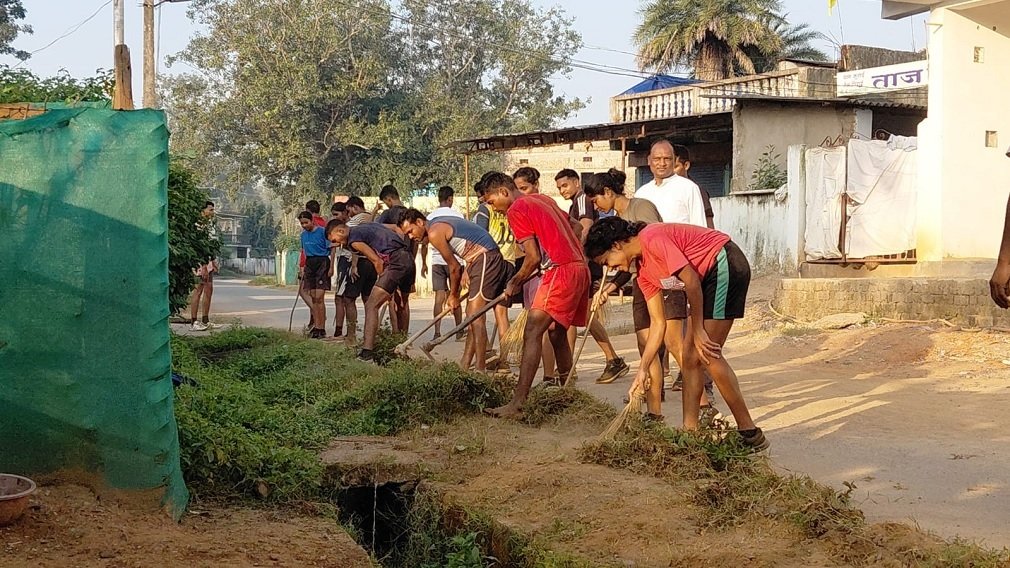 Pharasgaon News: नवरात्रि के प्रथम दिन पूर्व सैनिक सेवा परिषद के युवाओं ने चलाया विशेष स्वच्छता अभियान