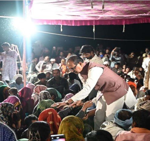 Sehore News: शिवराज सिंह चौहान के धरने ने खोली सरकार की पोल? सज्जन वर्मा ने उठाए आदिवासी न्याय और शासन पर सवाल
