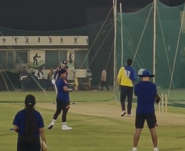 Raipur Cricket Match:रायपुर में भारत-जिम्बाब्वे महिला टी-20 मुकाबले की तैयारी तेज, स्टेडियम पहुंची टीम इंडिया