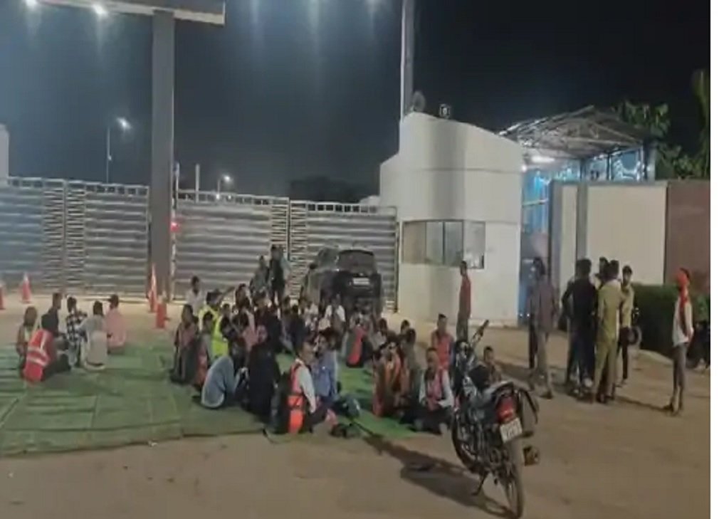 Raikheda Power Plant: रायखेड़ा पावर प्लांट में शराब बेचने को लेकर बवाल, मजदूरों के दो पक्ष भिड़े; पथराव में TI घायल, सरपंच की गाड़ी के शीशे टूटे