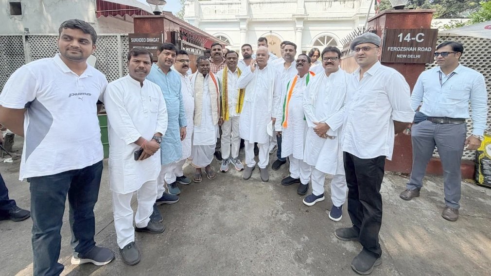 Congress Protest: दिल्ली में छत्तीसगढ़ कांग्रेस विधायकों का प्रदर्शन, ‘गद्दार ज्ञानेश इस्तीफा दो’ के लगाए नारे