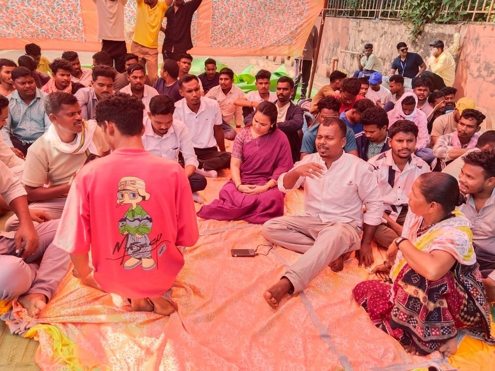 Bacheli News:NMDC गेट पर दूसरे दिन भी धरना जारी, 12 पंचायतों और बेरोजगार युवाओं की एक सूत्रीय मांग पर अड़े प्रदर्शनकारी