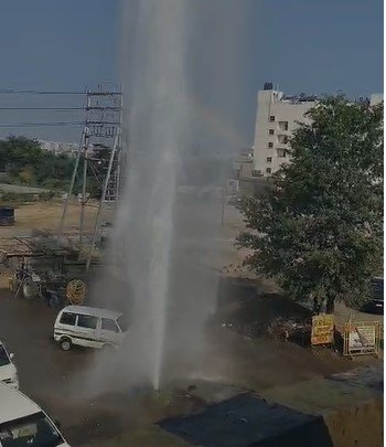 Indore News: इंदौर में जल संकट के बीच नर्मदा की पाइपलाइन फूटी, सड़क पर फव्वारे की तरह बहा पानी
