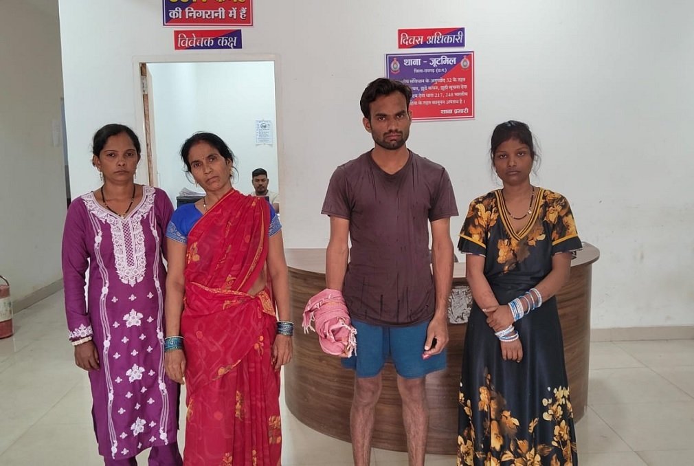 Raigarh News:  शराब रेड कार्रवाई के दौरान शासकीय कार्य में बाधा डालना पड़ा भारी, तीन महिला और एक युवक सहित चार आरोपी गिरफ्तार