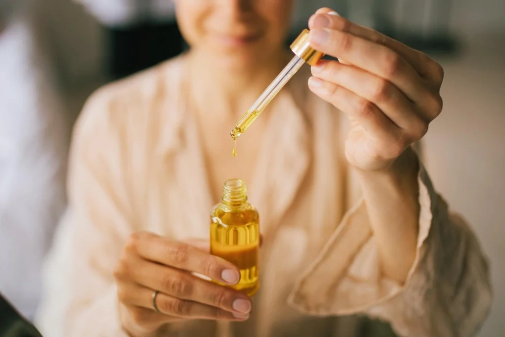 Beauty Tips: पिगमेंटेशन और झुर्रियों के लिए कौन-सा आयुर्वेदिक तेल बेहतर? त्वचा की जरूरत के हिसाब से करें चुनाव