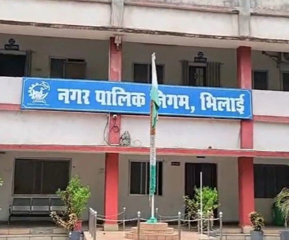 CG News: भिलाई में पेवर ब्लॉक काम पर विवाद, 8 सब इंजीनियरों पर जांच में जिम्मेदारी तय; 7 से 16 लाख की रिकवरी की तैयारी