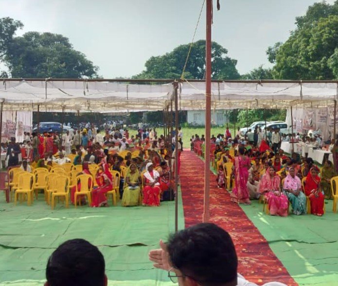 Balrampur News: सेवा संकल्प अभियान के तहत चलगली में लगा सेवा सेतु शिविर, ग्रामीणों की समस्याएं सुनकर किया गया निराकरण