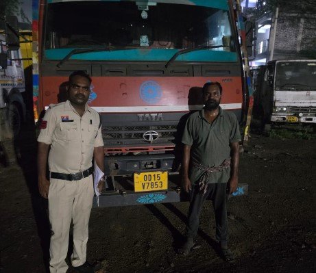 Raigarh Crime: ऑपरेशन प्रहार में अवैध कबाड़ परिवहन पर कार्रवाई, 14 टन स्क्रैप से लदा माजदा जब्त; 11.98 लाख की संपत्ति बरामद