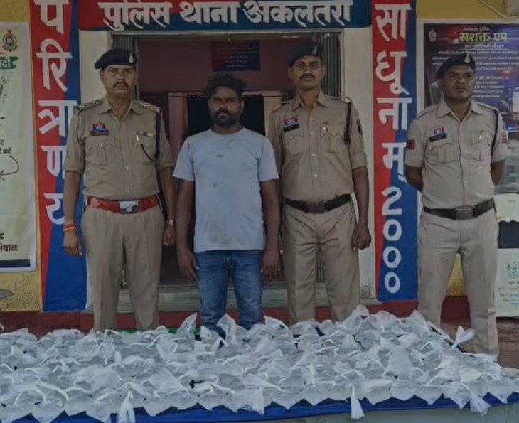 Janjgir-Champa News:घर में छिपाकर रखी थी 40 लीटर महुआ शराब, अकलतरा पुलिस ने छापेमारी कर आरोपी को पकड़ा