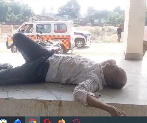 Mahasamund News: आरक्षक की संदिग्ध मौत, चबूतरे पर मिला शव; CCTV फुटेज में बाइक से जाता दिखा