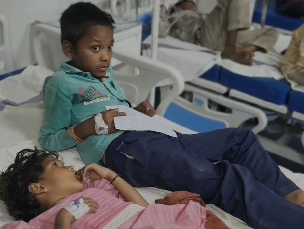 Betul News: दूध-केला खाने के बाद 32 बच्चों की बिगड़ी तबीयत, भीमपुर अस्पताल में कराया भर्ती