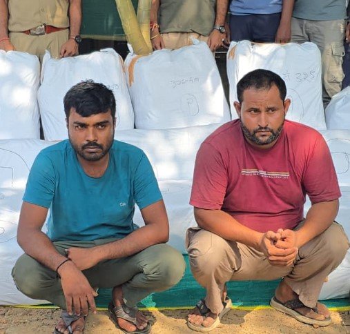 CG News: मिर्ची की बोरियों के नीचे छिपाकर ले जा रहे थे 2 करोड़ का गांजा, 440 किलो से ज्यादा माल जब्त; 2 तस्कर गिरफ्तार