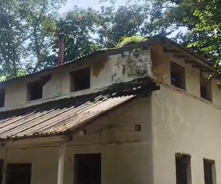 Mungeli News: कागजों में विकास, जमीन पर खंडहर! ब्रिटिशकालीन रेस्टहाउस की बदहाली ने खोली विभागीय व्यवस्था की पोल