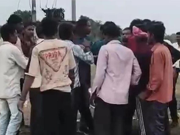 Khairagarh News: सरकारी शराब दुकानों के बाहर मारपीट के वीडियो वायरल, कहीं युवक की पिटाई तो कहीं चोरी का शक; आबकारी विभाग की निगरानी पर सवाल