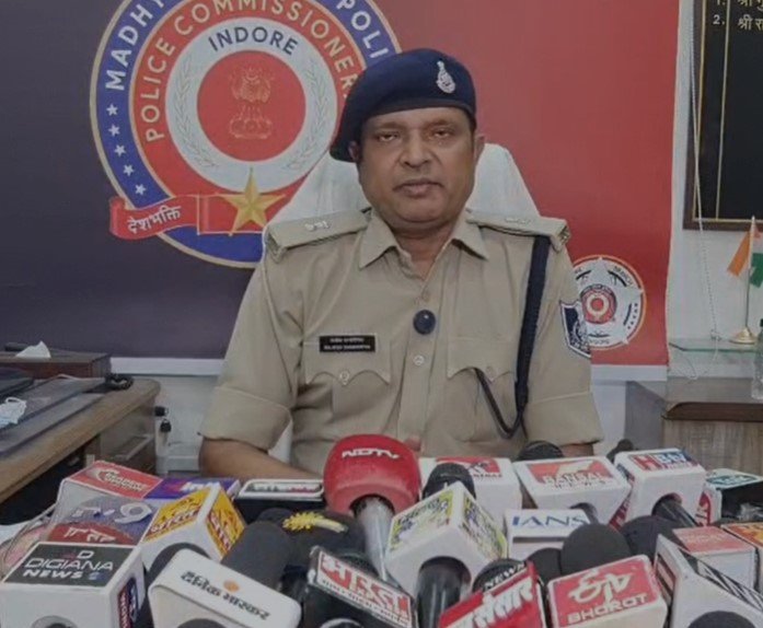 Indore Crime: इंदौर में 19 साल की छात्रा की मौत का राज खुला! दोस्त पर चाकू मारकर हत्या का आरोप, बहन और दोस्त से भी पूछताछ