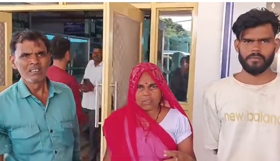 Tikamgarh News: युवक ने लगाए कमरे में बंद कर मारपीट के आरोप, डॉक्टर ओझा बोले – आरोप निराधार