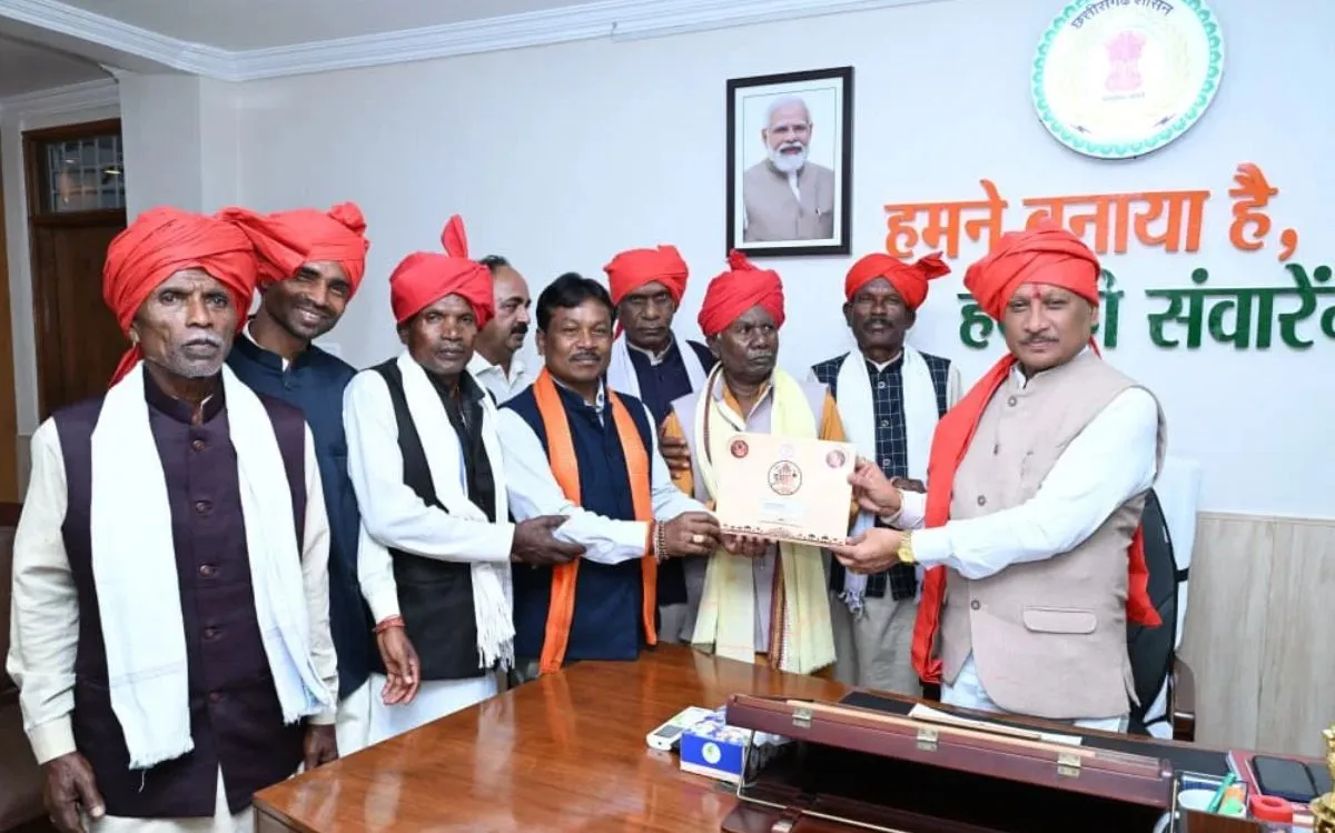 Chhattisgarh: मुख्यमंत्री साय को बस्तर दशहरा में शामिल होने का आमंत्रण, पारंपरिक पागा पहनाकर समिति ने किया सम्मान