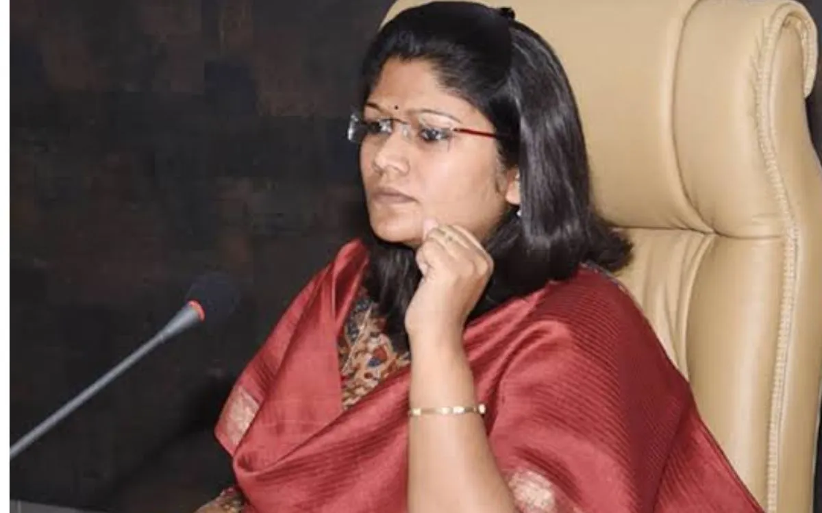 MP News: ग्वालियर कलेक्टर रुचिका चौहान का बड़ा एक्शन, एक साथ 19 पटवारी सस्पेंड; इन मामलों में मिली ढिलाई