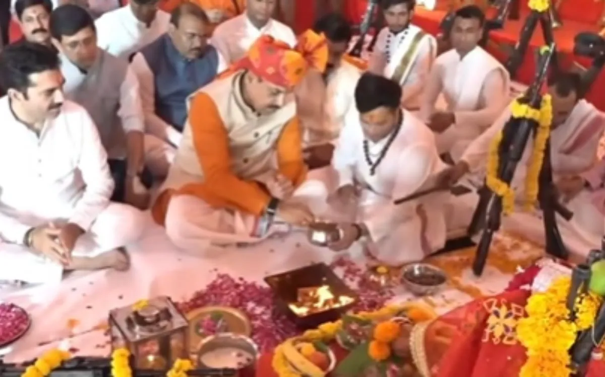 MP News: इंदौर में CM मोहन यादव ने की शस्त्र पूजा, पारंपरिक वेशभूषा में आए नजर; विधायक गोलू शुक्ला भी रहे मौजूद