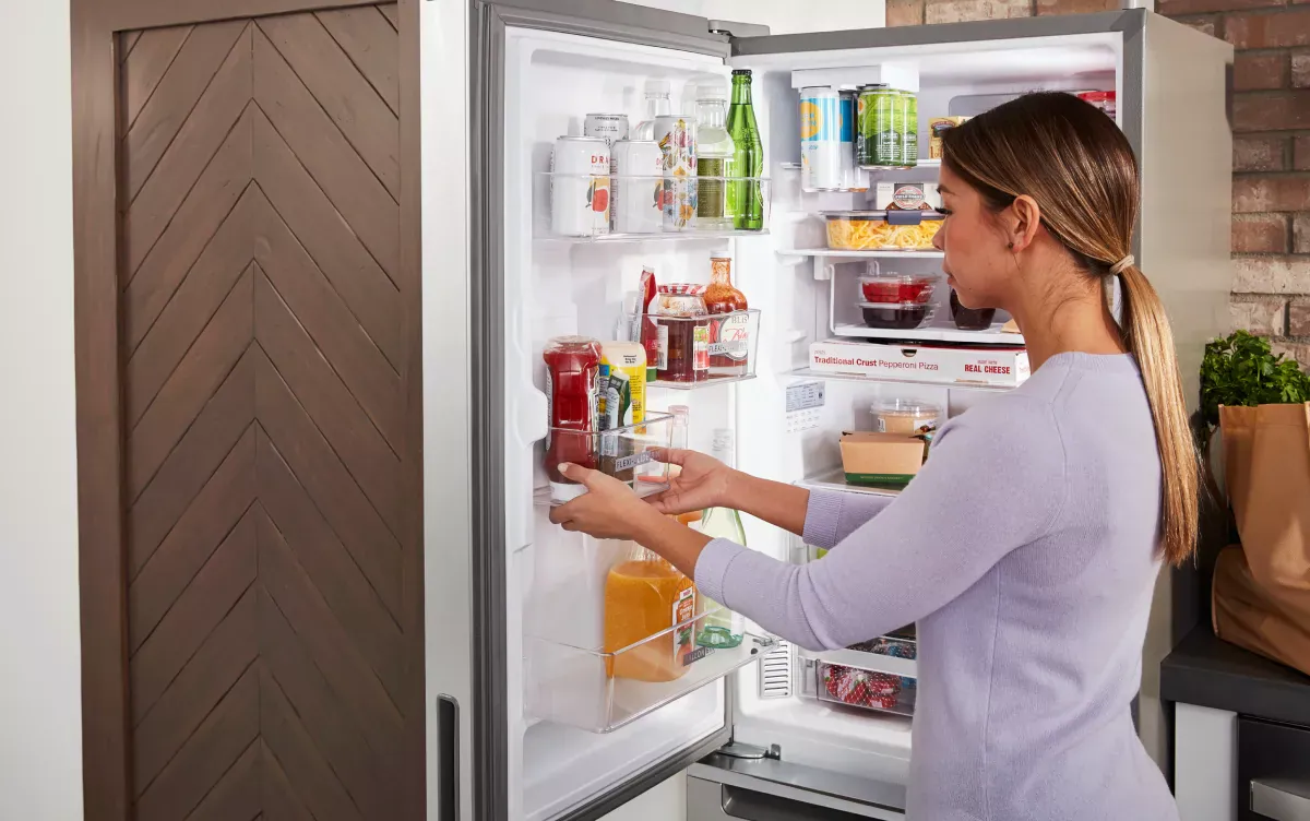 Kitchen Tips: फ्रिज की सफाई के लिए महंगे क्लीनर की जरूरत नहीं, घर में मौजूद इस चीज से हटाएं दाग और बदबू