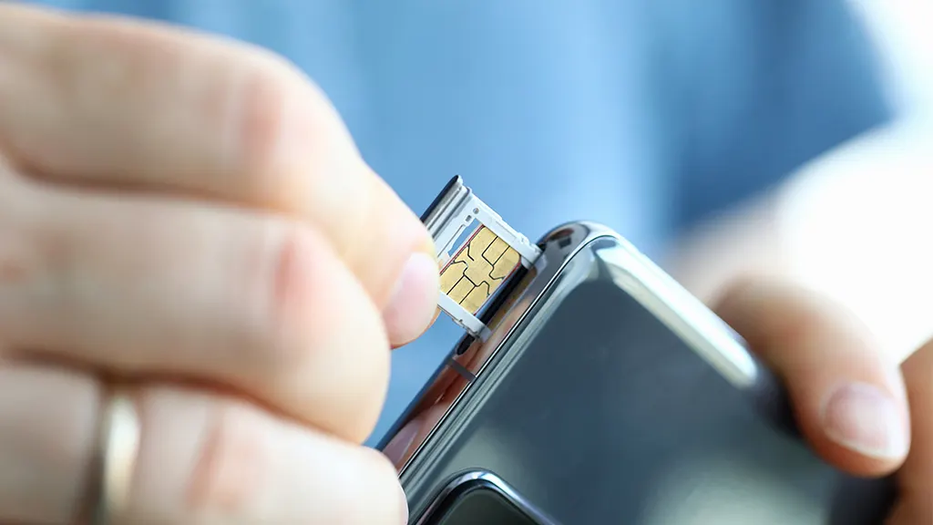 Tech Tips: SIM कार्ड बदलते समय फोन बंद करना चाहिए या नहीं? जानें सही तरीका और किन यूजर्स को रहना चाहिए सावधान