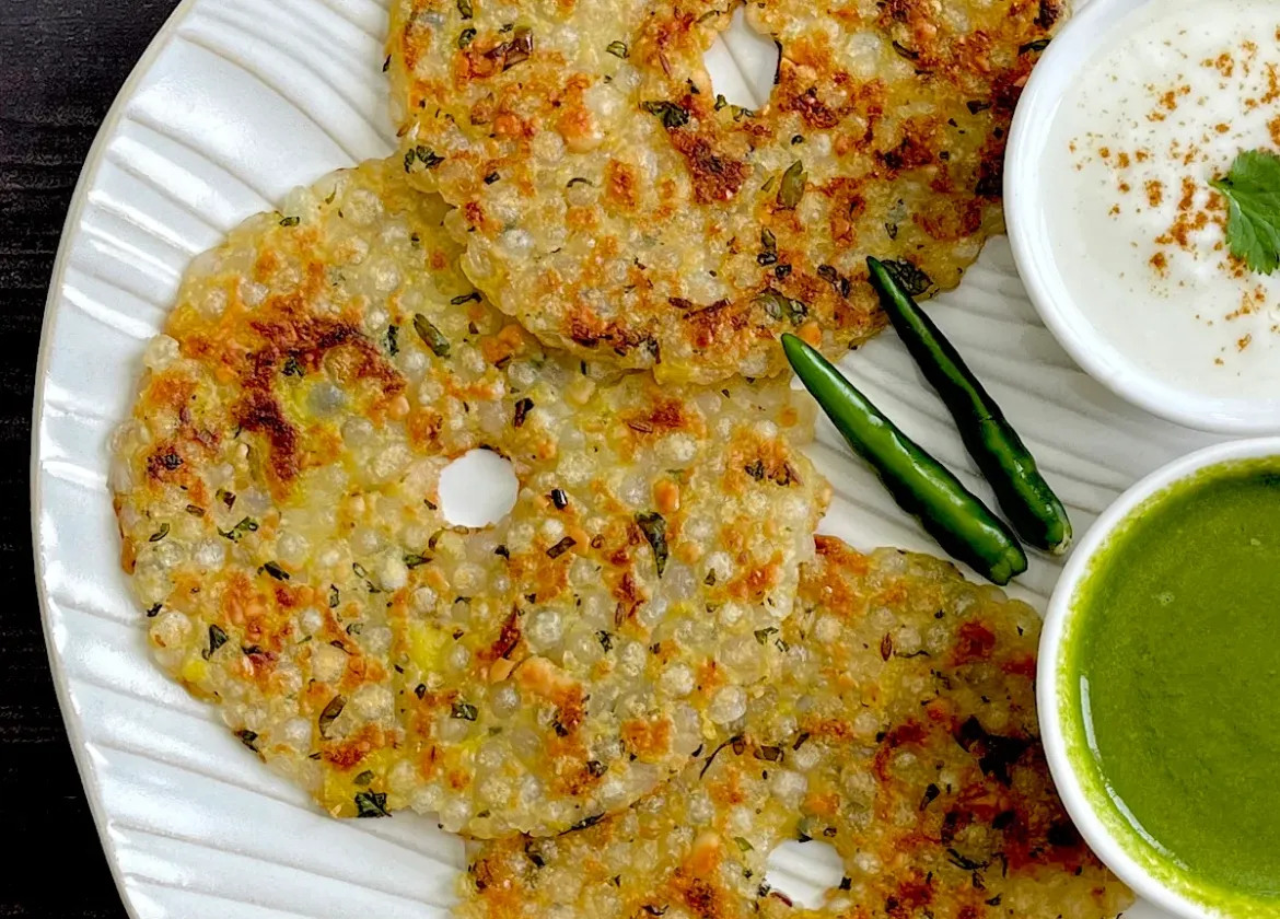 Navratri Special Recipe: व्रत में साबूदाना खिचड़ी खाकर हो गए हैं बोर? भीगे साबूदाने और आलू से बनाएं कुरकुरा थालीपीठ