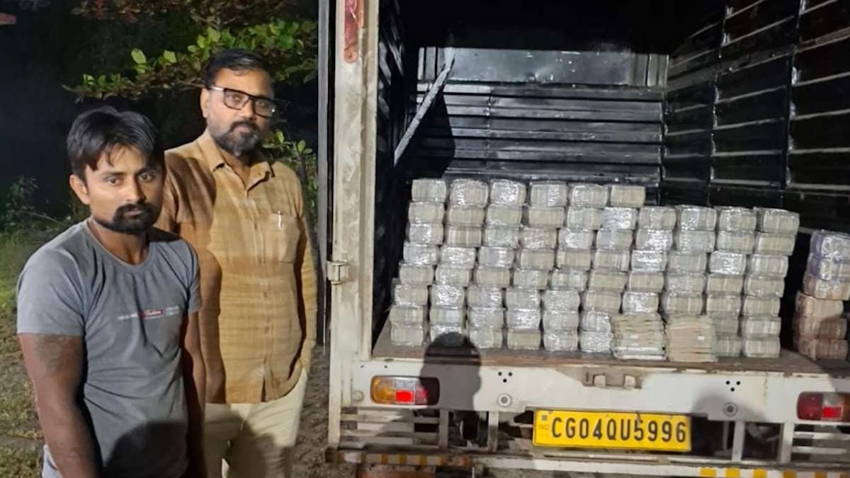 Durg Cash Seizure: दुर्ग में चेकिंग के दौरान मिला करोड़ों का कैश, गाड़ी का मॉडिफाइड हिस्सा देख पुलिस भी हैरान